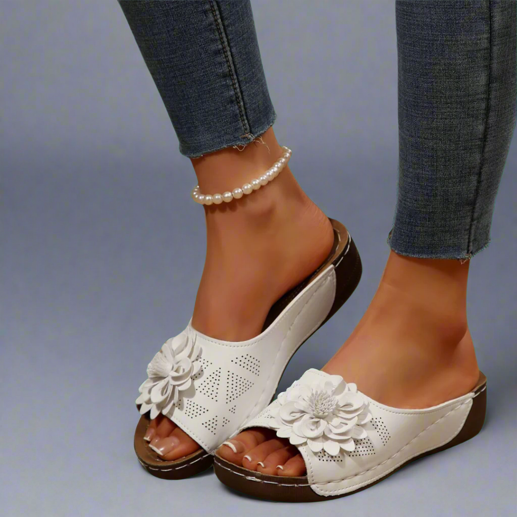 Jolanda | Elegantní ortopedické sandály s květinovým vzorem