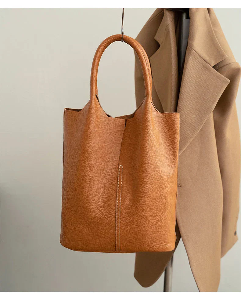 Saga™ – Luxusní světle modrá bucket kabelka s koženým efektem