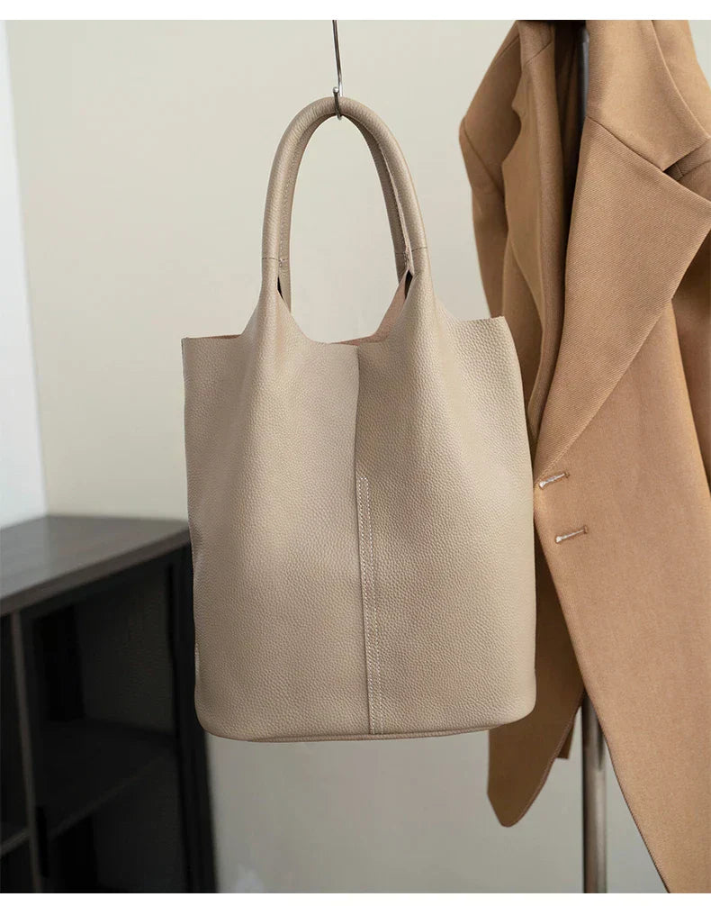 Saga™ – Luxusní světle modrá bucket kabelka s koženým efektem