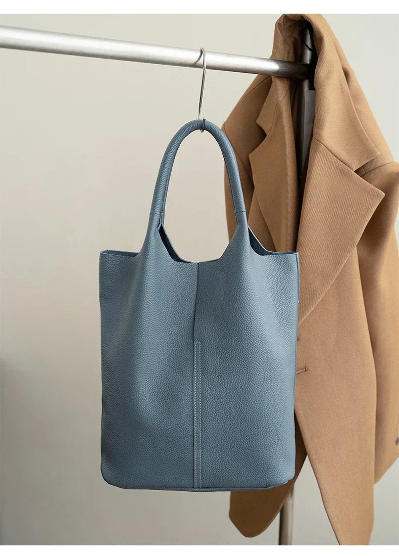 Saga™ – Luxusní světle modrá bucket kabelka s koženým efektem