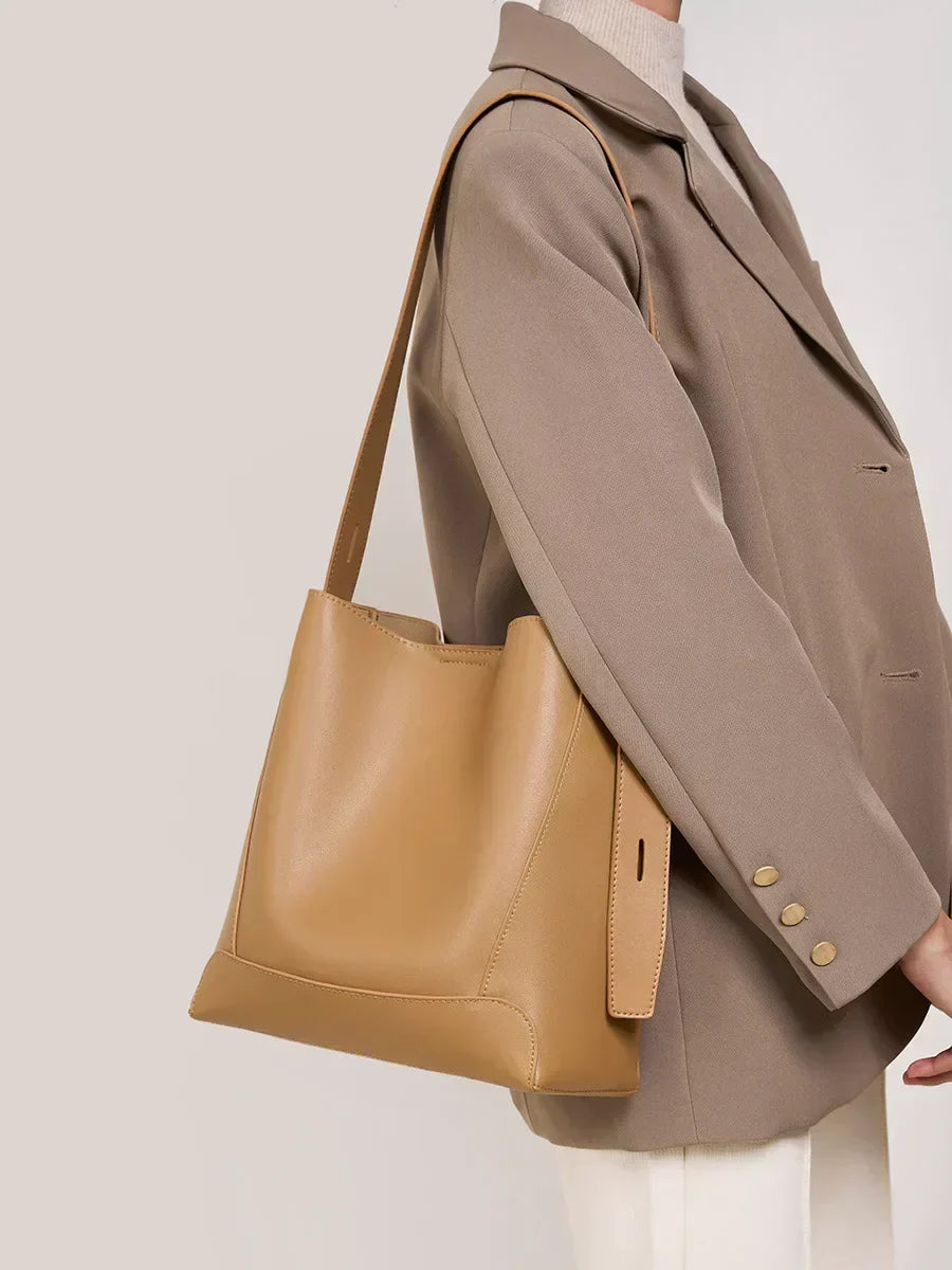 Tine™ – Elegantní písková kabelka přes rameno s řemínkovým uchytem