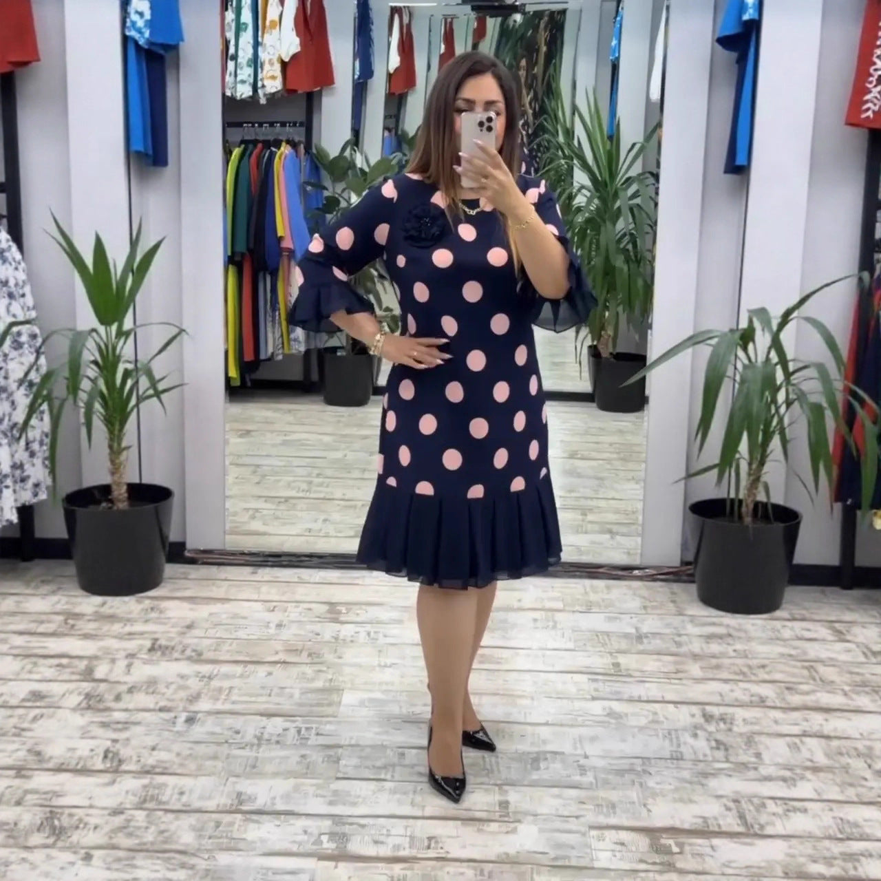 CLAUDIA | Šaty inspirované retro stylem s plisovanou sukní a rozšířenými manžetami rukávů
