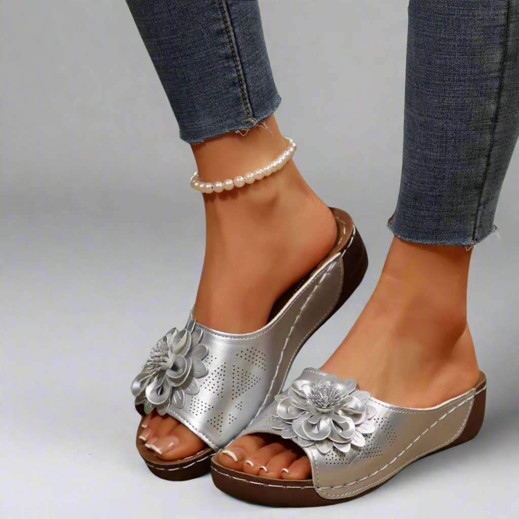 Jolanda | Elegantní ortopedické sandály s květinovým vzorem