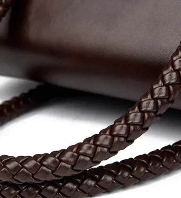 Ronja™ – Elegantní Kabelka s Pleteným Uchem a Zlatými Akcenty