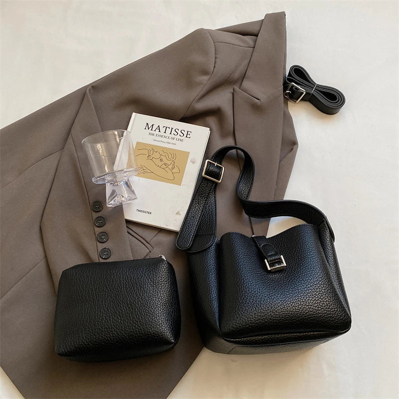 Iris™ – Elegantní bucket kabelka s koženým designem