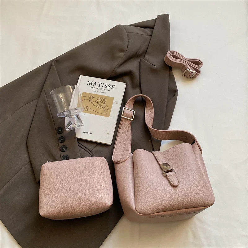 Iris™ – Elegantní bucket kabelka s koženým designem
