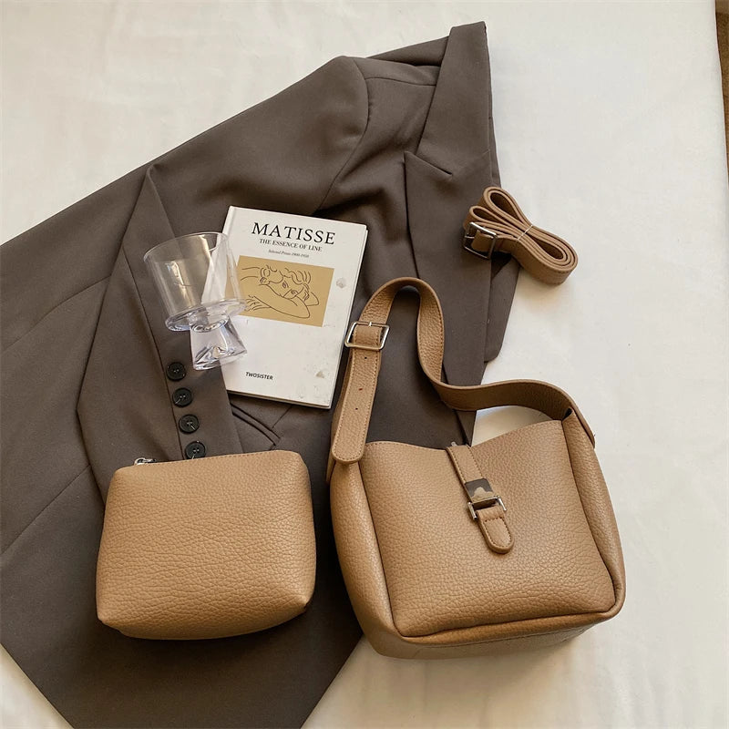 Iris™ – Elegantní bucket kabelka s koženým designem