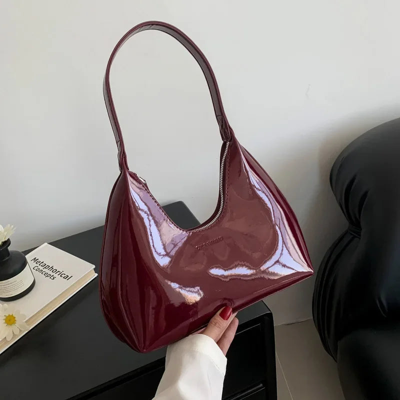 Vera™ – Stylová bordó kabelka přes rameno s lesklým povrchem