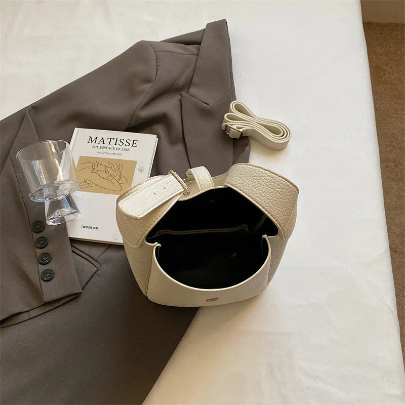 Iris™ – Elegantní bucket kabelka s koženým designem
