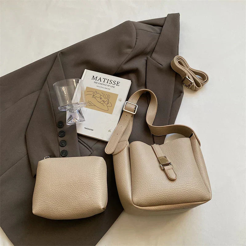 Iris™ – Elegantní bucket kabelka s koženým designem