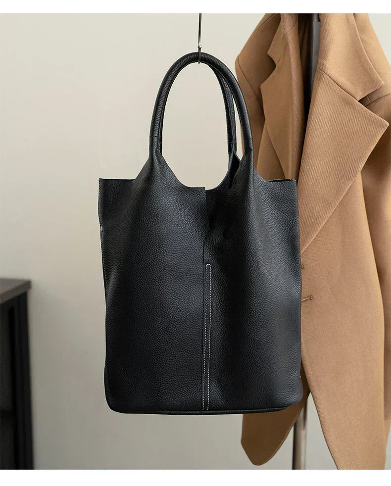 Saga™ – Luxusní světle modrá bucket kabelka s koženým efektem