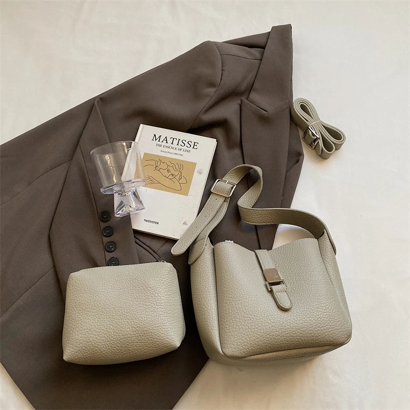 Iris™ – Elegantní bucket kabelka s koženým designem