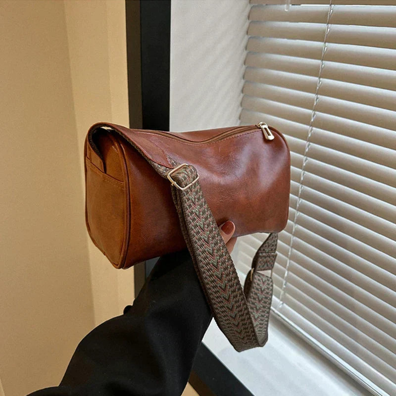 Trine™ | Vintage Kožená Crossbody Taška s Woven Nastavitelným Popruhem" 

Rewritten: "Trine™ | Vintage Leather Crossbody Bag with Woven Adjustable Strap