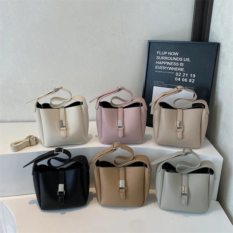Iris™ – Elegantní bucket kabelka s koženým designem