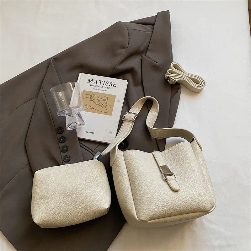 Iris™ – Elegantní bucket kabelka s koženým designem